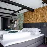 Wolf Kitchen & Bar 4*